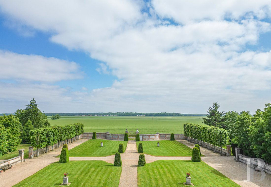 Dans l’Eure, au nord d’Évreux, un château de plaisance du 18e siècle avec parc et jardin à la française - photo  n°2